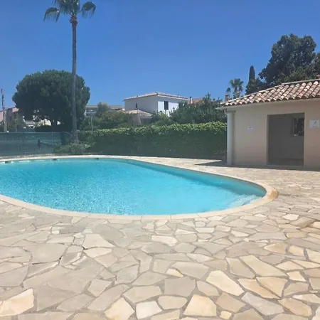 Cozy With Pool, Close To The Sea شقة *
